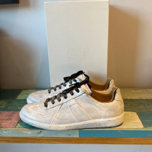 Maison mariela GAT skor  - Säljer på mina maison margiela gat skor i storlek 44. Aldrig använda, endast provade. Box och allting medföljer!! Byten kan vara intressanta, söker golden goose och flycrew i size 44-45!