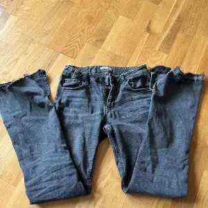 Ett far urtvättade svarta byxor från ginatricot säljer då dom är för korta bra skick och en liten slit nere vid slutet av byxorna