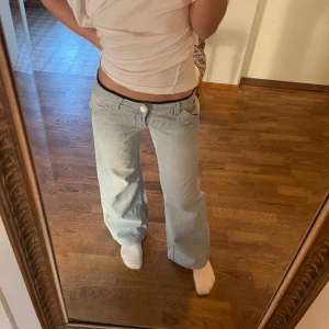 Lågmidjade jeans  - Lågmidjade jeans med lite vidare ben. Har en liten fläck men inget man tänker på. Midjemått 36 cm, innerbenslängd 74 cm.  Tryck på köp nu om du vill köpa ❤️‍🔥
