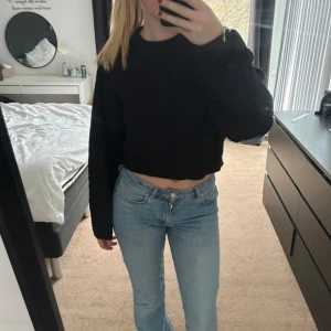 Svart stickad tröja - En kortare stickad tröja. Använd fåtal gånger, den är sann i storleken och skön att ha på sig!