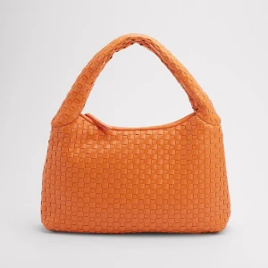 Orange väska - Bottega inspirerad väska. Använd ett fåtal gånger. Små hål i tyget på ”baksidan” men inget som syns jättetydligt🧡