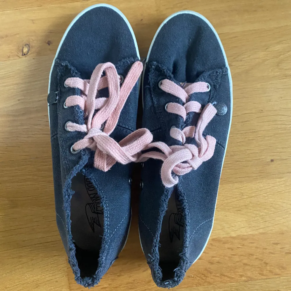 Sneakers i storlek 38 från Odd Molly. Helt oanvända. Mörkgrå med rosa snören och fina detaljer. Nypris 1500, säljer för 450.. Kengät.