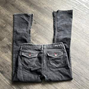 Säljer dessa low waist jeans från G by Guess då dom inte kommer till användning längre.  Skriv privat för fler bilder. Frakt ingår inte i priset 