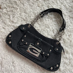 Handväska - Handväska från gusacci som passar till allt! helt ny & dustbag medföljer. Många fack på insidan och även ett fram och bak. Vill du köpa trycker du på köp nu, jag postar inom 24h