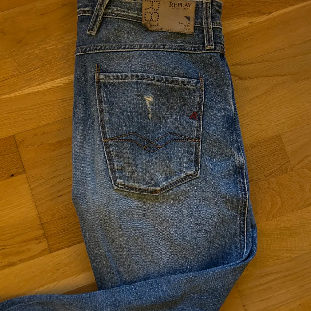 Tja! Säljer dessa slim jeans från Replay för bara 349. Skicket på jeansen är 8/10 och de är storlek 32/34. Pris kan diskuteras vid snabb affär.. Jeans & Byxor.