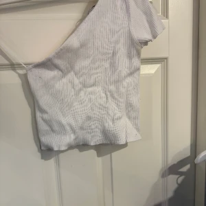 Vit topp - Använd 1 gång I väldigt bra skick bara att den har legat i garderoben och damat