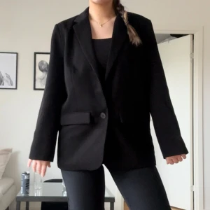 Svart blazer - Svart blazer med otroligt snygg passform. Skulle säga att den går att använda som en tunn vårjacka till och med. Tyvärr ganska nopprig 💕