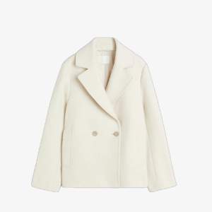 Jättefin vit kappa från H&M. Köptes denna vintern. Sitter lite oversized på mig som är 161 cm. Använd ca 4 gånger. ❤️JAG BJUDER PÅ FRAKTEN❤️