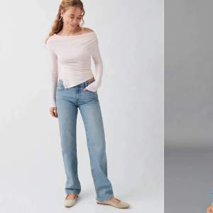 Säljer dessa Low straight jeans från Gina tricot. De har inga defekter och är använda fåtal gånger. Säljer då de inte passar mig längre