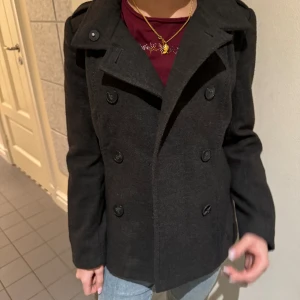 Grå kappa - Grå kort kappa från hm. Jätte fin och trendig. Inga synliga defekter förekommer. 