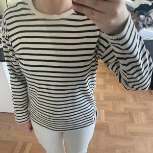 Tröja  - Långärmad tröja ifrån zara. Nyskick, använd ca 1-2 gånger. 