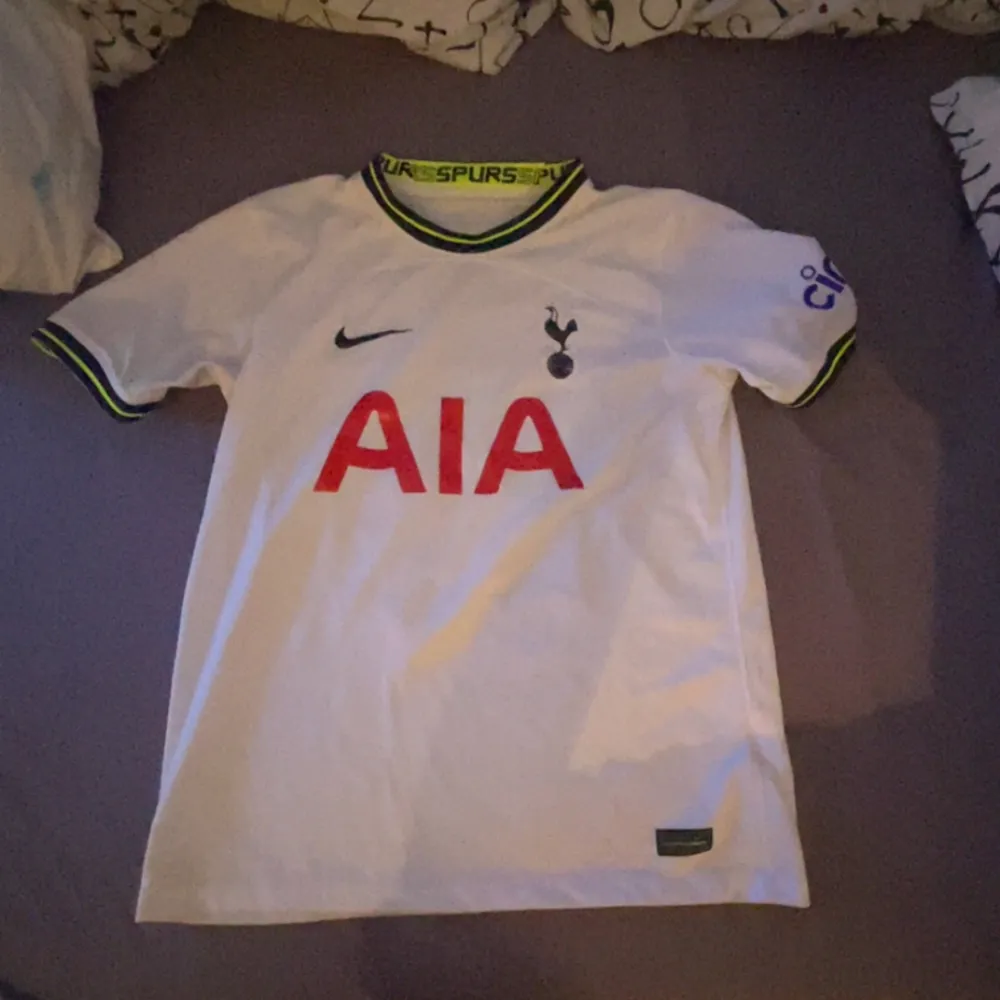 Säljer nu min Tottenham tröja då den inte passa längre köpt från Unibet förra säsongen med Kulusevski på ryggen . T-shirts.