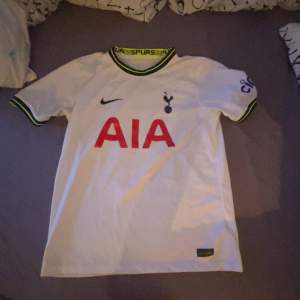 Säljer nu min Tottenham tröja då den inte passa längre köpt från Unibet förra säsongen med Kulusevski på ryggen 