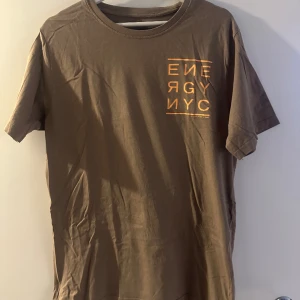 T-shirt med tryck - Säljer denna T-shirt då den inte länge kommer till användning och den är knappt använd 😊