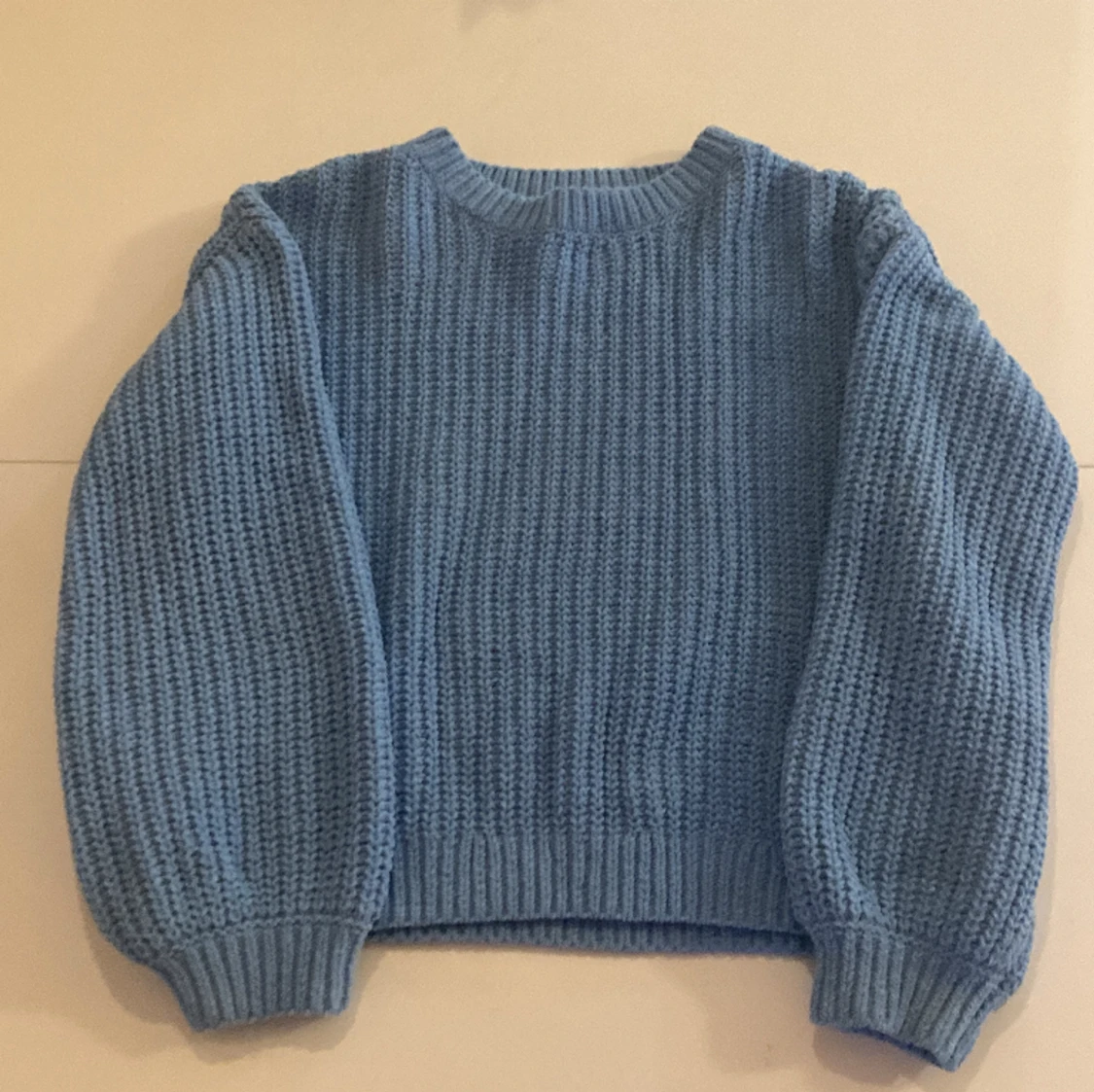 Hål stickad tröja storlek 134/140