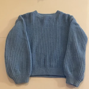 Hål stickad tröja storlek 134/140 - En blå hål stickade tröja. Den har används cirka 5 gånger. 