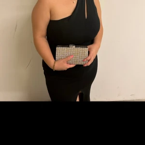 Balklänning/bröllopklännig  - Säljer denna jättefina klänning. Använd 1 gång. Inga skador. 