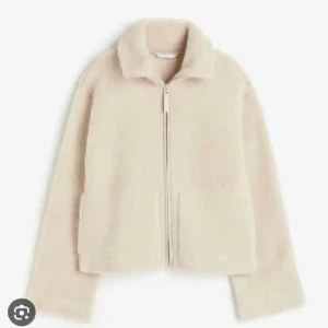 Teddyjacka hm XS - Säljer denna teddyjacka från HM i fint skick, storlek XS. Köp direkt 600💕