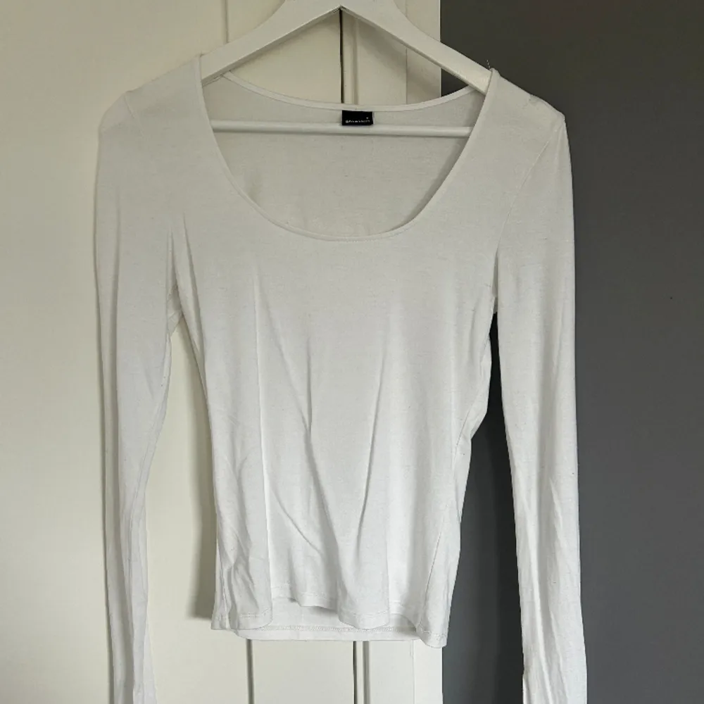 Säljer denna populära vita soft touch tröjan från Gina Tricot då den inte kommer till användning. Knappt använd och inga defekter❤️. Toppar.