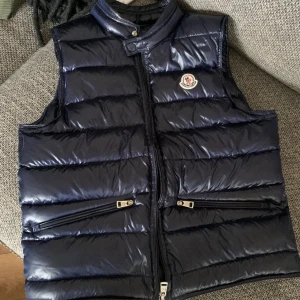 Moncler gui väst  - Tja, säljer nu min moncler gui väst som är mörkblå. Storlek 1 (s/xs)