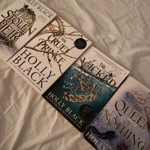 Alla 4 böcker i The cruel prince serien. Säljer då jag har läst ut alla, de är i toppskick och jag rekommenderar starkt dessa böcker! 💕 Orginalpris: 559kr 