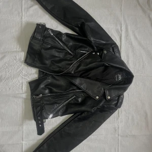 Skinnjacka  - Snygg jacka att ha nu till våren! 💞