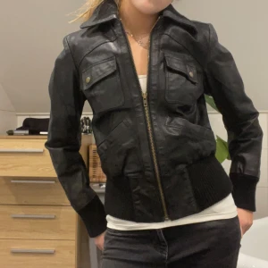 Skinn jacka  - Säljer denna coola skinn jackan! Perfekt till våren💕inga defekter och bara att höra av sig för fler bilder🫶🏻 