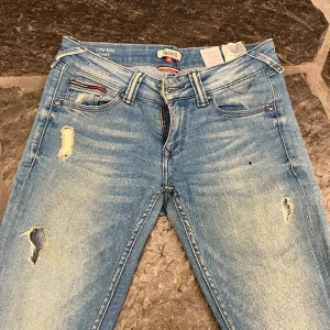 Tommy hillfiger jeans lågmidjade - Säljer mina så snygga jeans från Tommy hilfiger. Dem är tyvärr Skinny jeans men blir perfekta att sy om till bootcut om man vill det. Har provat själv och det blir så snyggt! Dem är dessutom lågmidjade!