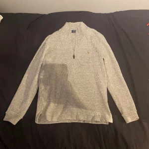 Ralph lauren half zip - En ganska ny tröja som är använd fåtal gånger. Rensar ut garderoben och denna är tyvärr för liten. Skriv gärna om du vill ha fler bilder eller någon fråga!!