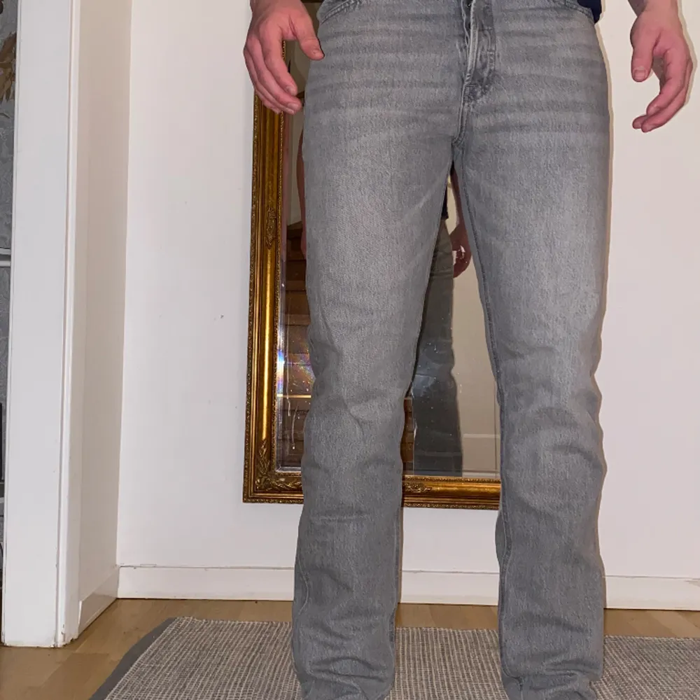 Helt oanvända, sprillans nya Jack and Jones jeans. Ljusgrå och riktigt snyggt nu till våren/sommaren.. Jeans & Byxor.
