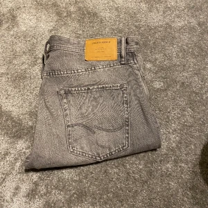 J&j jeans - Helt oanvända, sprillans nya Jack and Jones jeans. Ljusgrå och riktigt snyggt nu till våren/sommaren.