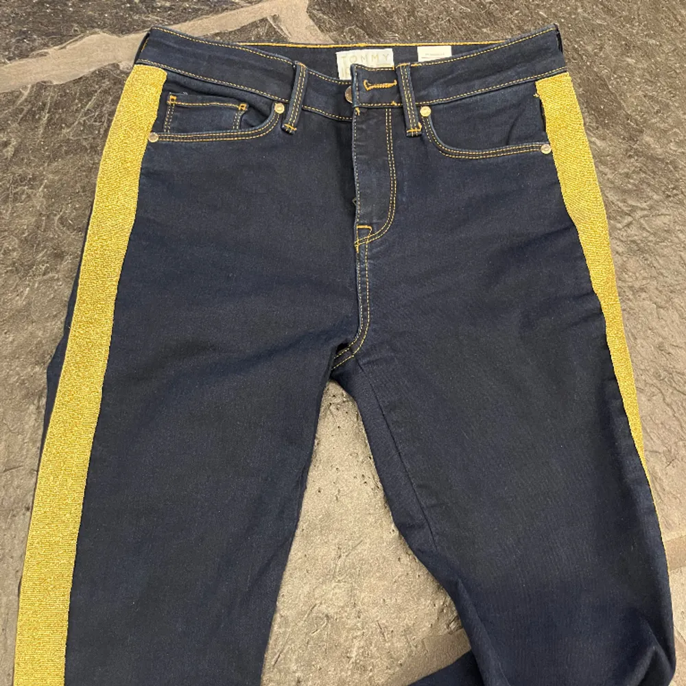 Säljer mina skit snygga Tommy hillfiger jeans med glitter på sidorna! Dem är tyvärr Skinny men blir perfekta att sy om till bootcut och kan bli skit snygga fest jeans!  Dem är dessut lågmidjade!. Jeans & Byxor.