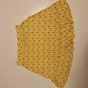 Supergullig kjol - Supersöt blommig kjol som passar perfekt till sommaren. Inget slitage och i fint skick, storlek 170.