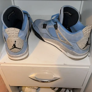 Jordan 4 University Blur - Säljer mina J4 university blue då dom inte passar mig riktigt, storlek 42, använda typ 3 gånger.  Köparen står för frakt, priset kan diskuteras vid snabb affär  