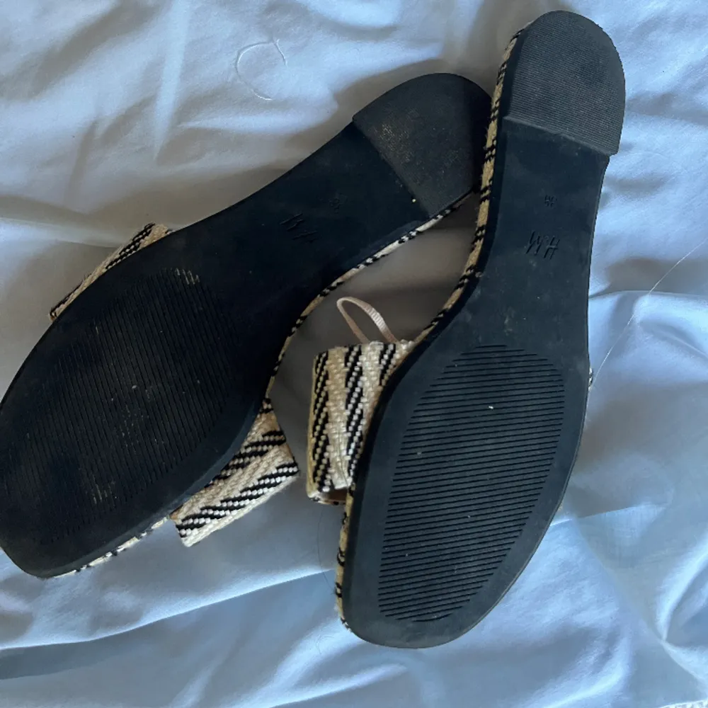 Superfina sandaler som inte kommer till användning då de är för små. Endast använda en gång!. Skor.