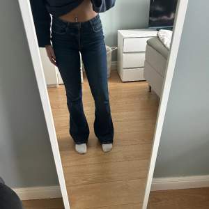 Mörkblå bootcut jeans från zara💓Strl 38 men de är väldigt stretchiga så passar nog 40 också. Knappt använda alls för de är lite för stora för mig, så är i jättefint skick. De är lite för långa för mig även som är 170.