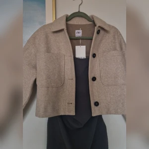 Jacka från Zara ✨️ - Säljer superfin jacka från Zara . Jackan är hel ny och redo att skickas 🤍 Den är XS men det passar även S (Jag använder S  och den passar mig perfekt).