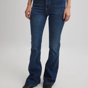 Jeans från NAKD - Säljer dessa jeans som jag råkade köpa i fel storlek!! Är bara testade då jag insåg att det var fel storlek och lapparna sitter kvar❤️