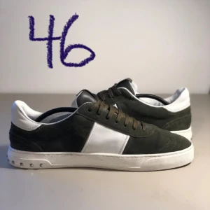 Valentino Flycrew🛩️ - Hej! Säljer ett par Valentino Flycrew i färgen kahki🟩 | Storlek 46 | Alla nitar kvar🔪 | Fint skick | Äkthetsintyg från auktoriserad hemsida finns📝| Hör av er för fler bilder eller vid funderingar!🛩️🚀