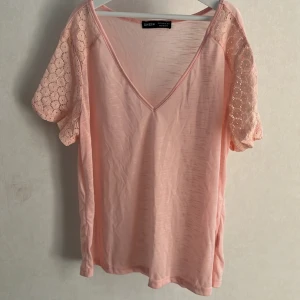 Kortärmad topp med spets - Passar även S (36). Endast testad. 