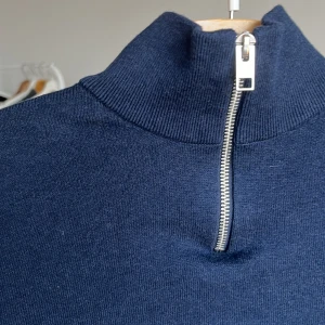 3/4 ZIP - Säljer denna 3/4 zip ifrån Jack&Jones. Storlek M med inga skador eller något liknande, ny pris 599. 