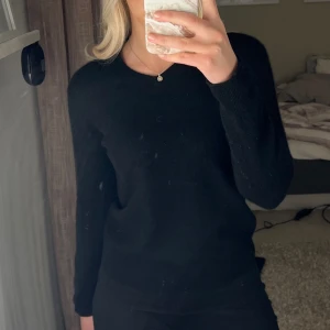 Kashmir tröja - Superfin kashmir tröja från Tahari. Storlek L men sitter som S💞