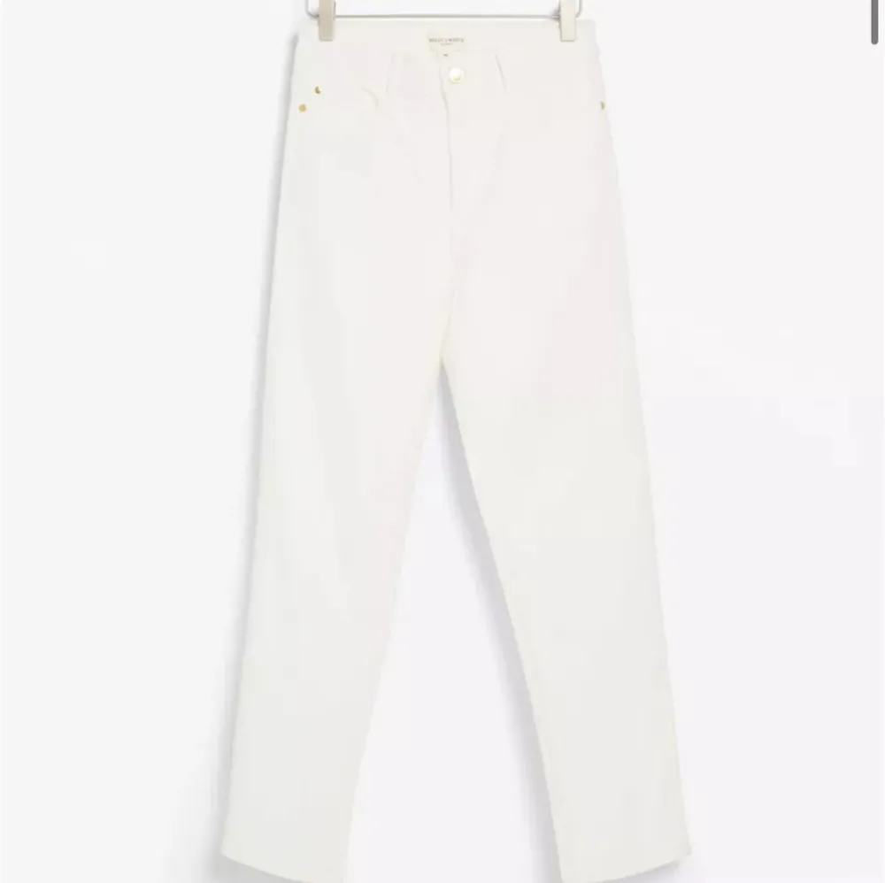 Vita jeans väldigt fina o knappast använda i totalt ny skick. Har du nån fundering är det bara att fråga! 🧸. Jeans & Byxor.