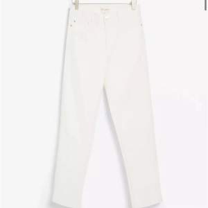 Vita jeans väldigt fina o knappast använda i totalt ny skick. Har du nån fundering är det bara att fråga! 🧸