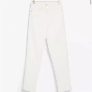 Vita raka jeans - Vita jeans väldigt fina o knappast använda i totalt ny skick. Har du nån fundering är det bara att fråga! 🧸
