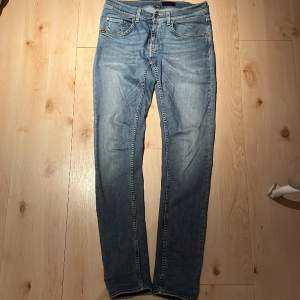 Helt oanvända jeans från Tiger of Sweden. Passar storlek S/M💕 skriv för mer bilder eller info 