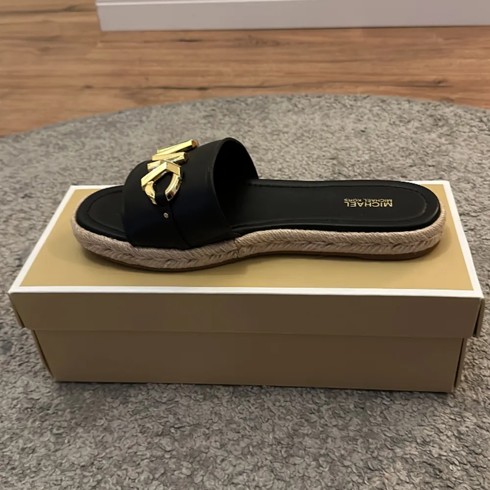 Oanvända Michael kors strand tofflor i storlek i storlek 9.5 us vilket blir 40,5 i vanlig storlek. Kengät.