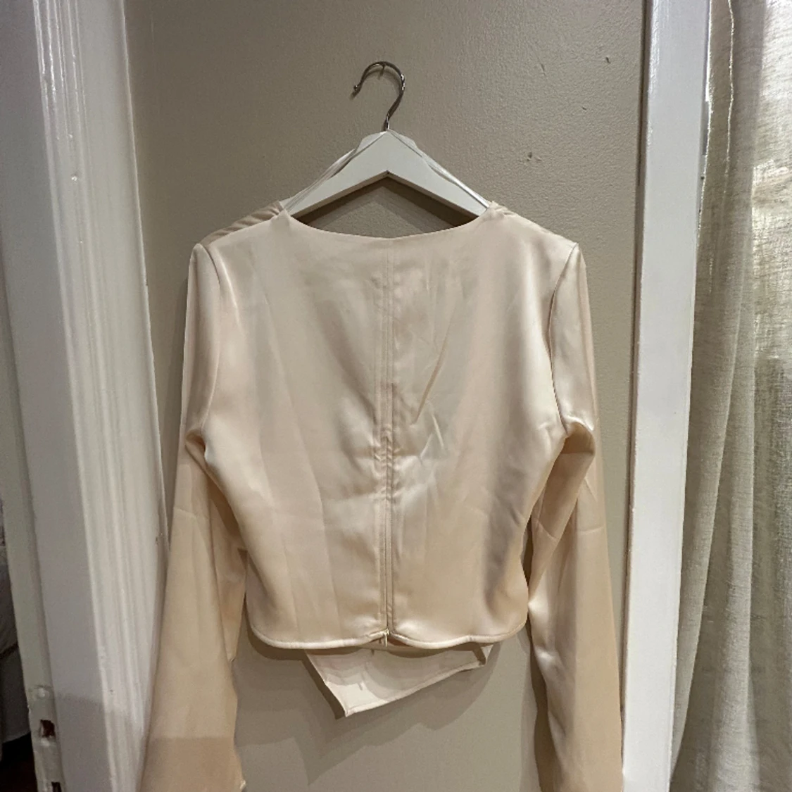 Blus med slitsad arm - 91