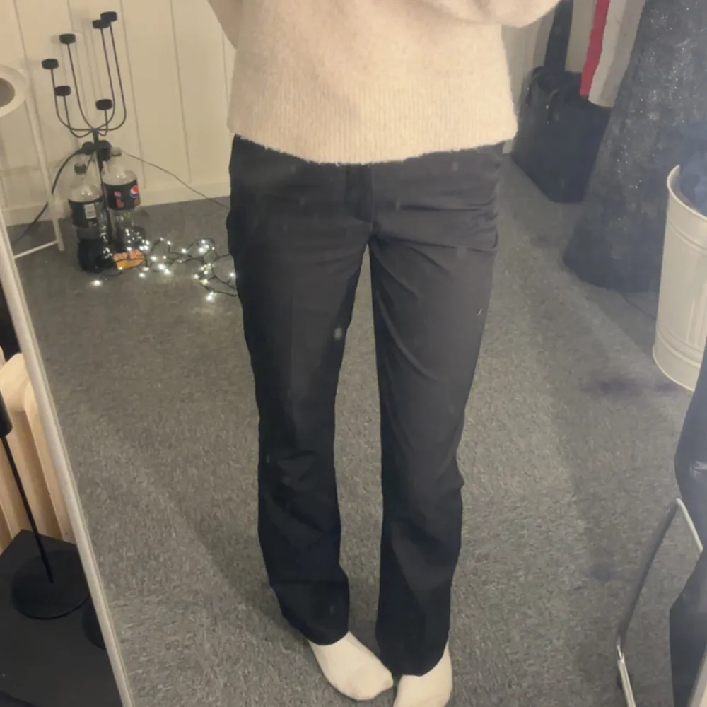 Kostymbyxor från bikbok i modellen Vilma i stl 34. Skulle säga att dom är midwaist, dom är knappt använda så i jätte fint skick☺️. Jeans & Byxor.