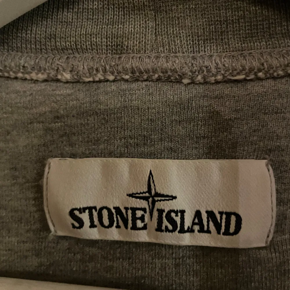 Säljer en grå Stone island tröja i väldigt bra skick. Storlek L. Nypris 3000kr. Tröjor & Koftor.